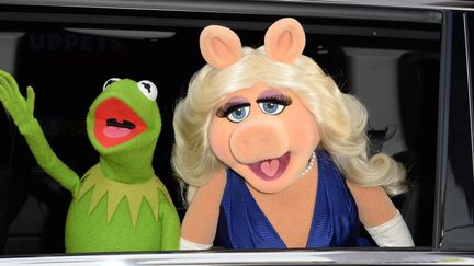 Kermit la grenouille et Peggy la cochonne arrivent à la présentation de leur film "Opération Muppets", au théâtre El Capitan à Hollywood, le 11 mars 2014.
 (ROBYN BECK / AFP)