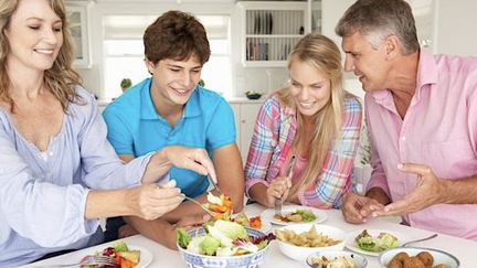 Plus les dîners en famille sont fréquents, plus le régime alimentaire est sain (Cr&eacute;dit photo : &copy;Fotolia)