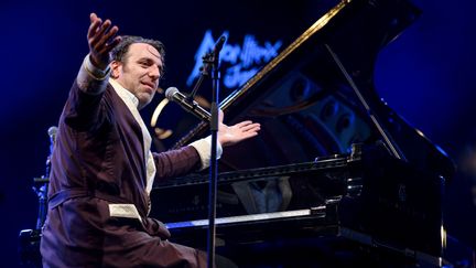 Le pianiste et compositeur canadien Chilly Gonzales se produit lors du 51e Festival de jazz de Montreux, le 2 juillet 2017. (FABRICE COFFRINI / AFP)