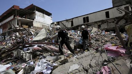 Des secouristes fouillent les décombres de bâtiments effondrés dans le village de Manta, le 21 avril 2016. (REUTERS/Henry Romero)