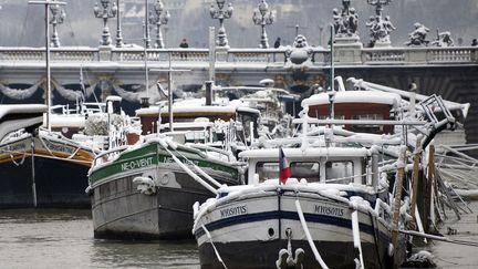 Des péniches sur la Seine, à Paris, mercredi 7 février 2018.&nbsp; (ALAIN JOCARD / AFP)