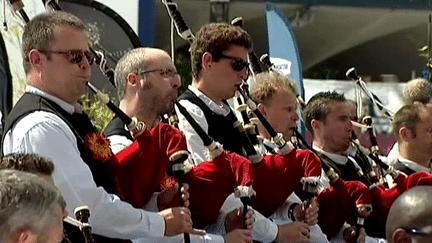 Les membres du Bagad Cap Caval viennent de Bretage mais aussi de la Suisse, du Canada, d'Allemagne et des Etats-Unis. 
 (France 3 Culturebox)