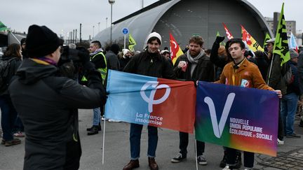 Des militants de la France insoumise lors de la journée de manifestation contre la réforme des retraites à Paris, le 19 janvier 2023. (STEPHANE DE SAKUTIN / AFP)