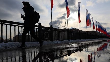 Une personne marche sur un pont, à Moscou, le 20 février 2024. (VERA SAVINA / AFP)