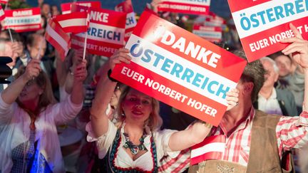 Des supporters du parti d'extrême droite FPÖ lors du second tour de l'élection présidentielle à Vienne (Autriche), le 22 mai 2016. (JOE KLAMAR / AFP)