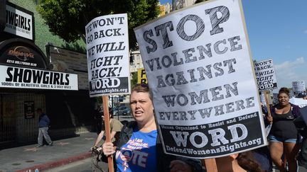 Lors d'une manifestation contre les violences faites aux femmes, le 9 mars 2013 &agrave; Hollywood, en Californie. (JOE KLAMAR / AFP)