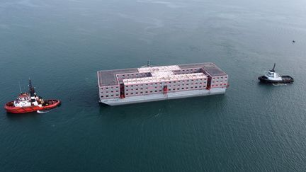 Barge pouvant accueillir 500 demandeurs d'asile arrive dans le port de Portland (Grande-Bretagne). (BEN BIRCHALL / MAXPPP)