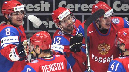 Alexander Ovechki, Pavel Datsyuk et Yevgeni Malkin félicitent leurs coéquipiers