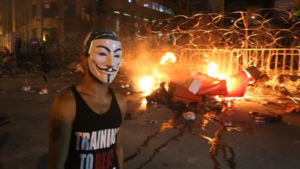 Un manifestant libanais avec un masque du groupe Anonymous lors des affrontements avec les forces de l'ordre dans la crise des ordures, le 25 ao&ucirc;t 2015, &agrave; Beyrouth (Liban). (AFP )