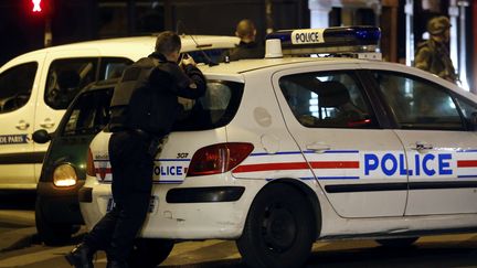 Un policier rue de Charonne, à Paris, le jour des attentats du 13-Novembre 2015 (PIERRE CONSTANT / AFP)