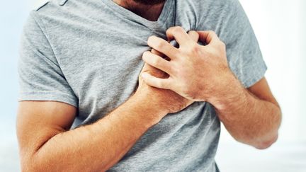 Un homme souffrant d'une douleur soudaine au niveau du coeur. (Illustration) (MOYO STUDIO / E+ / GETTY IMAGES)