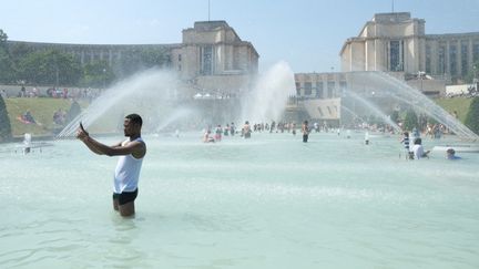 Les bassins du Trocadéro, à Paris, deviennent des lieux pour se rafraîchir, comme ici le 26 juin 2019. (NATHANAEL CHARBONNIER / FRANCE-INFO / RADIO FRANCE)