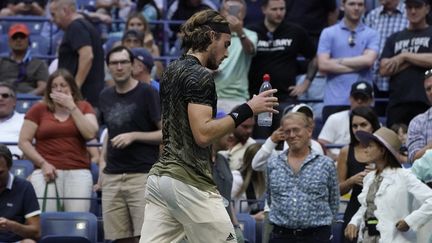 Stefanos Tsitsipas s'accorde une pause-toilettes durant l'US Open 2021, le vendredi 3 septembre. (TIMOTHY A. CLARY / AFP)