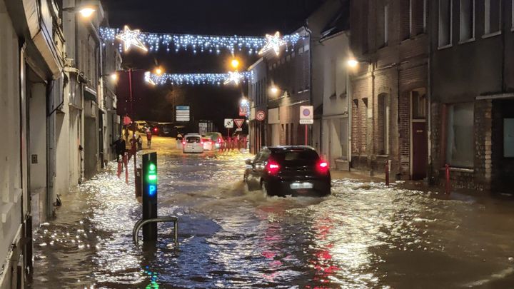 Une rue inondée à Arques (Pas-de-Calais), le 4 janvier 2024. (NICOLAS MATHIAS / RADIO FRANCE)