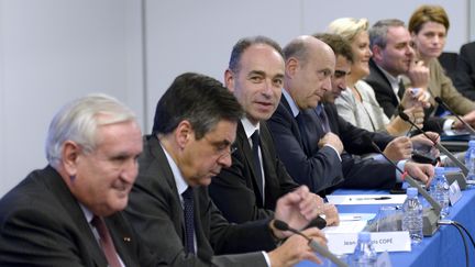 De g. &agrave; dr.,&nbsp;Jean-Pierre Raffarin, Fran&ccedil;ois Fillon, Jean-Fran&ccedil;ois Cop&eacute; et&nbsp;Alain Jupp&eacute;, r&eacute;unis au si&egrave;ge de l'UMP, le 18 d&eacute;cembre 2013 &agrave; Paris. (MARTIN BUREAU / AFP)