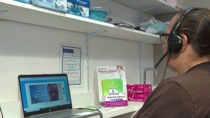 Les cabinets médicaux sont surchargés, et les patients se tournent donc vers la télémédecine pour consulter. Dans les Hauts-de-Seine, une pharmacie s'est équipée d'une borne de télémédecine. (FRANCE 2)