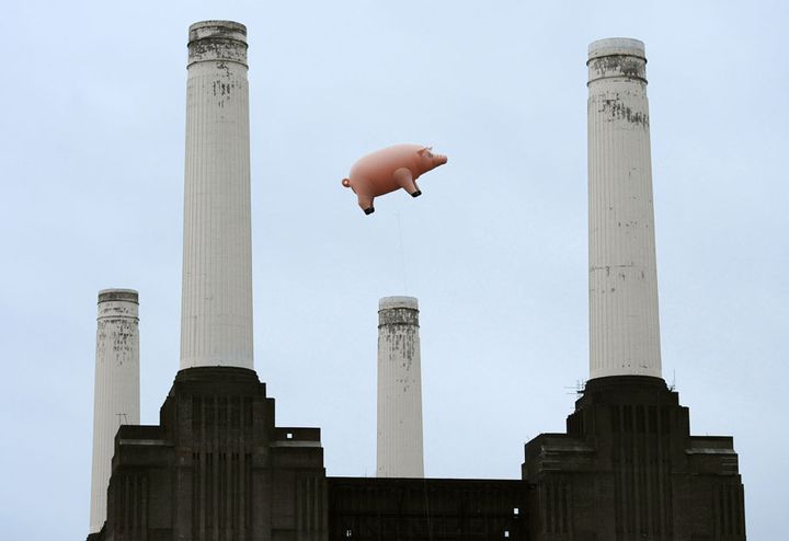 Un ballon en forme de cochon flotte au-dessus de la Battersea Power Station pour promouvoir la r&eacute;&eacute;dition des albums du groupe britannique Pink Floyd, Londres (Royaume-Uni), le 26 septembre 2011. (FACUNDO ARRIZABALAGA / AFP)