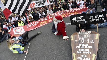 Le gouvernement veut mettre fin au régime social des indépendants (RSI) et compenser pour les indépendants la hausse de la CSG. Ici, lors d'une manifestation contre le RSI à Paris en 2015. (LOIC VENANCE / AFP)