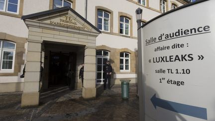 Les deux lanceurs d'alerte et le journaliste français à l'origine du scandale LuxLeaks sur les pratiques fiscales des multinationales sont rejugés du 12 au 21 décembre à Luxembourg (JULIEN WARNAND / EPA)