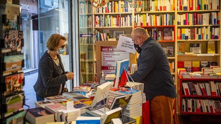 Une cliente chez un libraire. Photo d'illustration&nbsp; (IDHIR BAHA / HANS LUCAS / AFP)