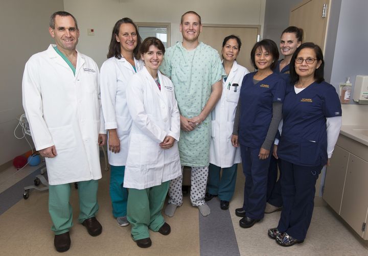 Spencer Stone avec des employ&eacute;s de l'h&ocirc;pital universitaire de Sacramento (Etas-Unis). (UNIVERSITY OF CALIFORNIA, REGENTS)