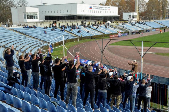 Des supporters du TSK Simferopol, en Crimée, le 18 novembre 2017. (PAUL GOGO / AFP)