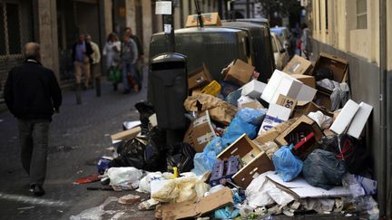 9 novembre 2013 &agrave; Madrid, des poubelles remplies dans les rues du centre-ville (SERGIO PEREZ / REUTERS)