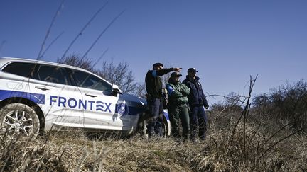 Des agents de Frontex lors d'une patrouille à la frontière entre la Bulgarie et la Serbie, le 17 février 2023. (NIKOLAY DOYCHINOV / AFP)