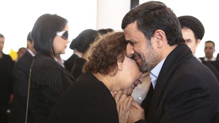 Le pr&eacute;sident iranien, Mahmoud Ahmadinejad, r&eacute;conforte la m&egrave;re d'Hugo Chavez aux fun&eacute;railles du pr&eacute;sident v&eacute;n&eacute;zu&eacute;lien, le 8 mars 2013 &agrave; Caracas. (REUTERS)