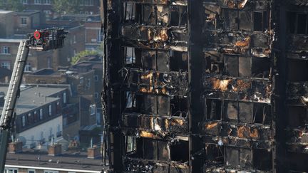 Vue aérienne de l'immeuble ravagé par un incendie dans l'ouest de Londres (Royaume-Uni), le 15 juin 2017. (PETER NICHOLLS / REUTERS)