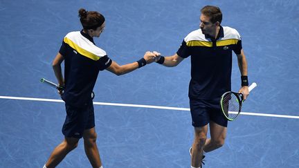 Pierre-Hugues Herbert et Nicolas Mahut lors de leur finale victorieuse aux Masters de double à Turin, le 21 novembre.&nbsp; (MARCO BERTORELLO / AFP)