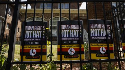 Des affiches dénonçant la loi "anti-homosexualité" devant l'ambassade de l'Ouganda à Washington (Etats-Unis), le 25 avril 2023. (ANNA MONEYMAKER / GETTY IMAGES NORTH AMERICA)