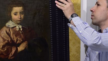 Accrochage à Madrid de "Retrato de nana", un tableau attribué à Velazquez  (1599-1660), vendu 8 millions d'"euros (25 avril 2017)
 (GERARD JULIEN / AFP)