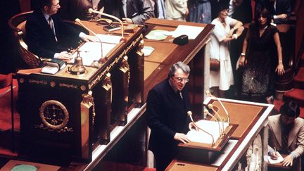 Le Premier ministre Pierre Mauroy lors de sa déclaration de politique générale à l'Assemblée nationale le 8 juillet 1981 (GEORGES GOBET / AFP)