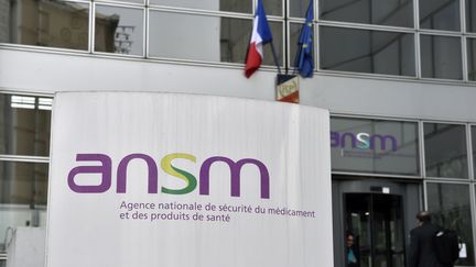 Logo de l'Agence nationale de sécurité du médicament et des produits de santé (ANSM), au&nbsp;siège de l'agence, à Paris, le 17 octobre 2017. (ALAIN JOCARD / AFP)