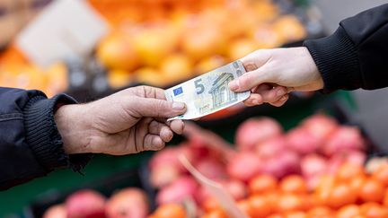 Les prix alimentaires ont progressé de 1,5% (après +1,4% en décembre), tirés par les produits frais. (MORITZ FRANKENBERG / DPA / AFP)