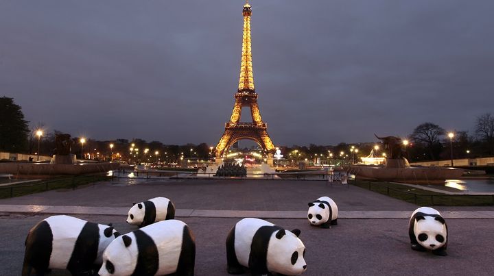 Des pandas en papier m&acirc;ch&eacute; install&eacute;s par l'association WWF pour sensibiliser le public &agrave; l'op&eacute;ration "Une heure sans lumi&egrave;re", le 31 mars 2012 &agrave; Paris. (KENZO TRIBOUILLARD / AFP)