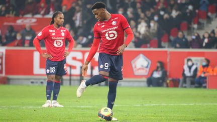 Jonathan David avec Lille le 27 novembre 2021 au stade Pierre-Mauroy. (LAURENT SANSON / AFP)