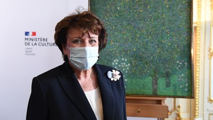 Roselyne Bachelot, le 15 mars 2021 à Paris,&nbsp;devant un tableau&nbsp;de Gustav Klimt&nbsp;que la&nbsp;France va restituer à une famille juive. (ALAIN JOCARD / AFP)