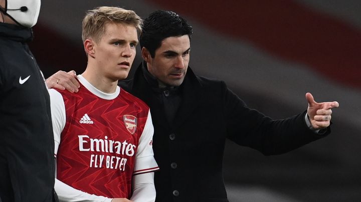 Martin Odegaard et son entraîneur Mikel Arteta, le 30 janvier 2021, lors d'un match de Premier League entre Arsenal et Manchester United. (MAXPPP)