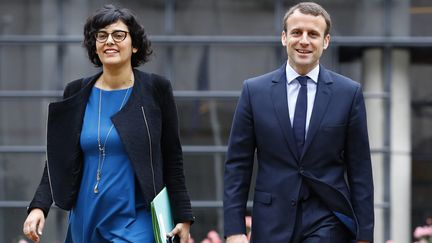 Myriam El-Khomri et Emmanuel Macron lorsqu'ils étaient ministres, le 21 juin 2016 à Paris. (PATRICK KOVARIK / AFP)