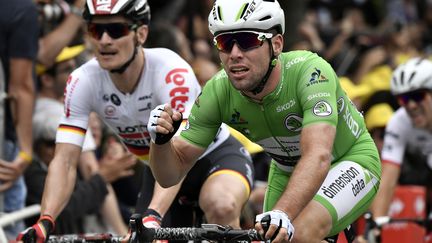 Mark Cavendish (en vert) devant André Greipel.  (JEFF PACHOUD / AFP)