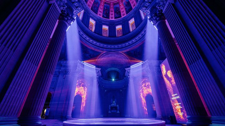 L’équipement technique du spectacle Aura Invalides est parfaitement bien dissimulé. Certains projecteurs sont même peints de la couleur de la pierre du dôme des Invalides. (AURA INVALIDES)