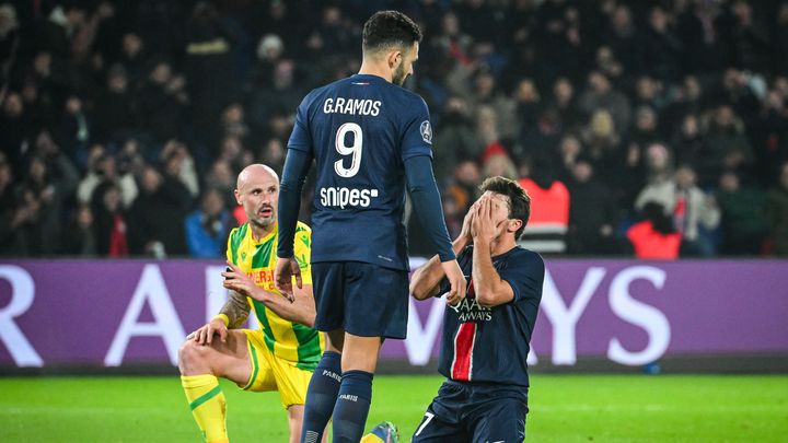 Les Parisiens Goncalo Ramos et Joao Neves et le Nantais Nicolas Pallois lors du match de Ligue 1, le 30 novembre 2024. (MATTHIEU MIRVILLE / AFP)