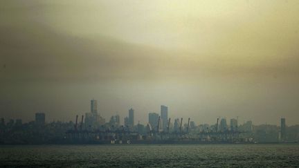 Vue de&nbsp;Dbayeh, au nord de Beyrouth, dans un nuage de pollution. (JOSEPH EID / AFP)