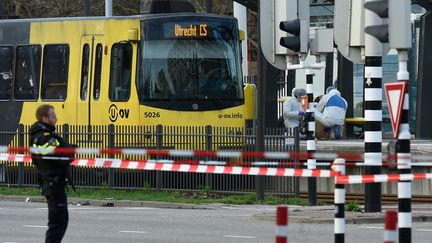 Des policiers devant le tramway où trois personnes ont été abattues à Utrecht (Pays-Bas), le 18 mars 2019. (JOHN THYS / AFP)