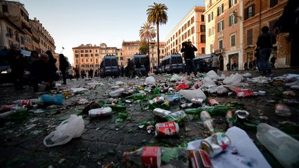 Les rues de Rome, jonchées de débris après le passage de supporters surexcités  (FILIPPO MONTEFORTE / AFP)