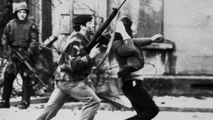 Un soldat britannique entraînant un manifestant à Londonderry, le jour du Bloody Sunday le 30 janvier 1972 (AFP - Thopson)