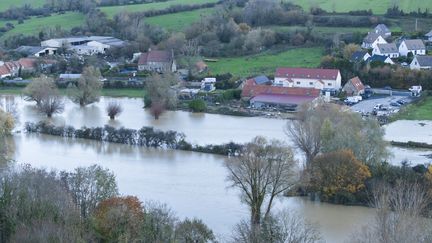 Une photographie aérienne prise le 15 novembre 2023 montre une vue d'une zone inondée à Saint-Etienne-au-Mont (Pas-de-Calais). (CHARLES CABY / AFP)