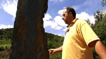 Jean-Baptiste Gaschard, Créateur du sentier et  Président de l'association Hérésies devant une oeuvre détériorée du snetier sculpturel
 (f)